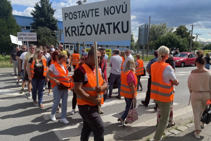 Ilustračný obrázok k článku Vo Vranove si povedali DOSŤ: Ľudia hodinu blokovali cestu, žiadajú novú križovatku