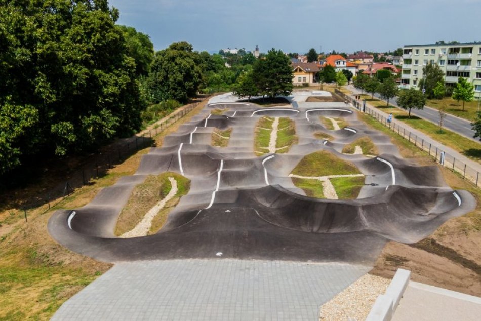 Ilustračný obrázok k článku Najväčší pumptrack na Slovensku: Otvorili dráhu pre skúsených jazdcov, FOTO