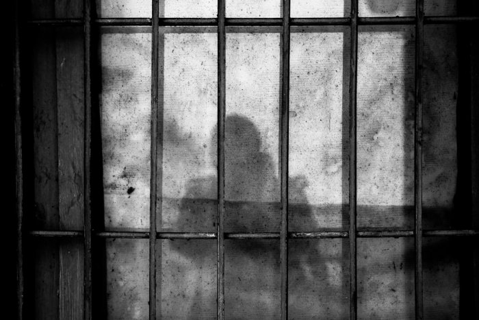 Ilustračný obrázok k článku BEŠTIÁLNY zvhrlík z Ruska je konečne za mrežami: Jednu ženu väznil 14 rokov, ďalšiu zabil