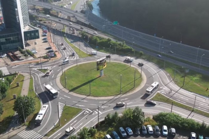 Ilustračný obrázok k článku Nové SEMAFORY výrazne pomohli odľahčiť kruháč, tvrdí mesto: Ako dôkaz zverejnilo VIDEO