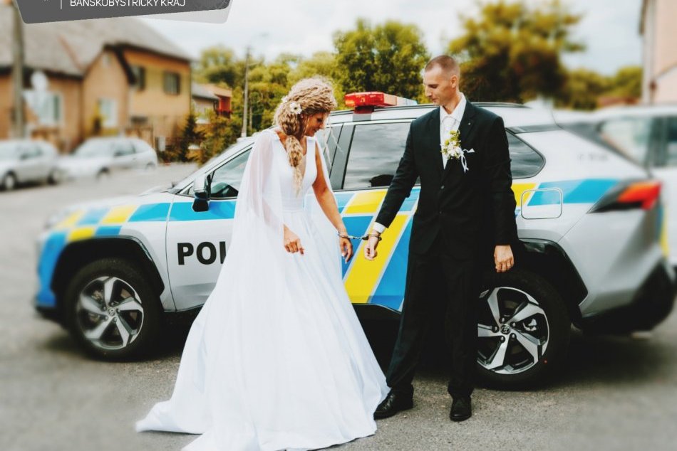 Ilustračný obrázok k článku Mladomanželia sa poriadne POISTILI: Na policajnej svadbe sa spojili PUTAMI, FOTO