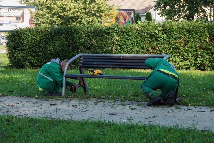 Ilustračný obrázok k článku Dohra lúpežného prepadnutia v Poprade: Zo staničného parku odstránili lavičky