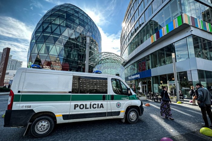 Ilustračný obrázok k článku POPLACH v Bratislave: Do známeho nákupného centra nabehli policajti so psovodom!