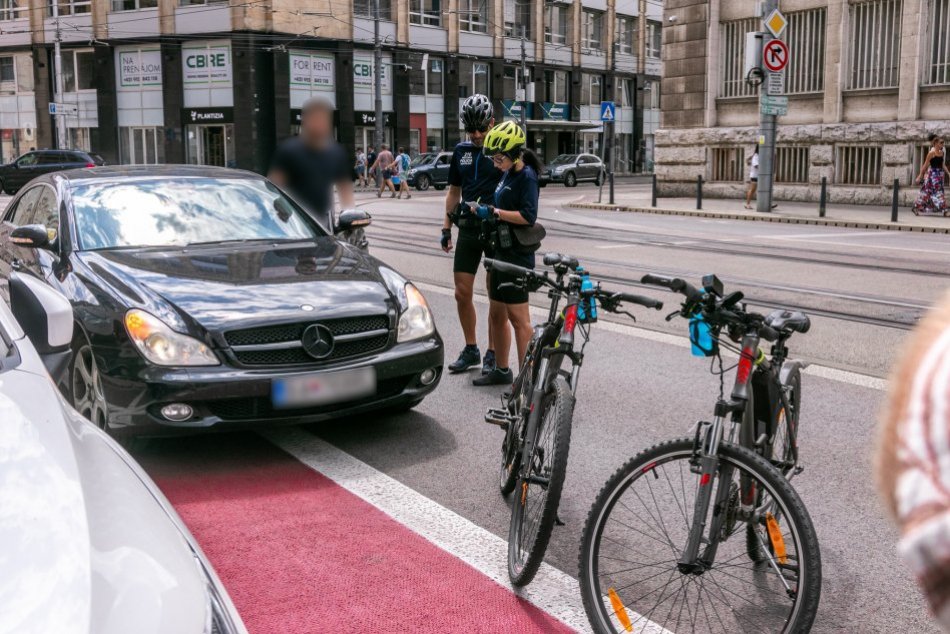 Ilustračný obrázok k článku Policajti KONTROLUJÚ čerené pruhy z bicyklov : Zastavíte na nich a máte to aj za 50! FOTO