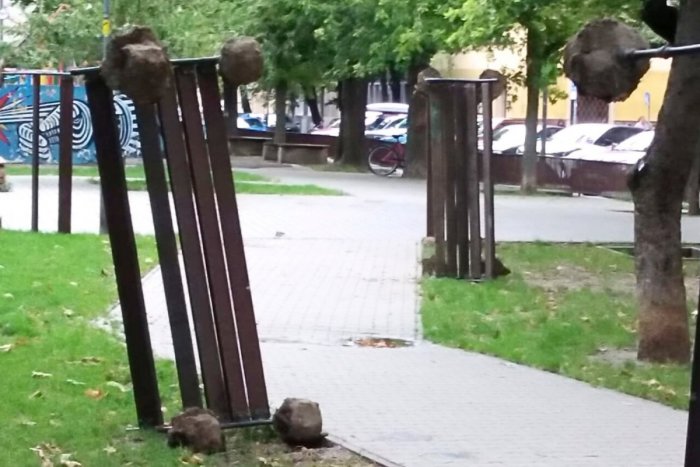 Ilustračný obrázok k článku VYČÍŇANIE vandalov nemá konca: TAKTO prevrátili lavičky na Jakubovom námestí, FOTO