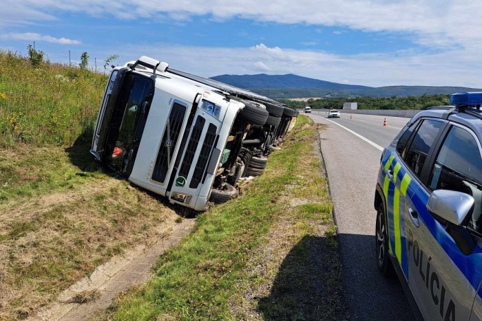 Ilustračný obrázok k článku Prevrátený kamión na diaľnici pri Košiciach: Šofér z miesta odišiel a vrátil sa s 3 promile!