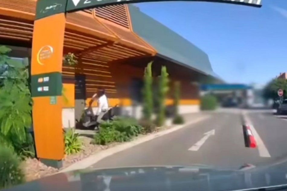 Ilustračný obrázok k článku KURIÓZNA nehoda v Trnave: Motorkár vpálil do reštaurácie rýchleho občerstvenia! FOTO