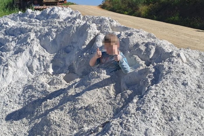 Ilustračný obrázok k článku Desivé pozadie tejto fotky: Chlapec sa hral v kope stavebného materiálu, o chvíľu bol MŔTVY!