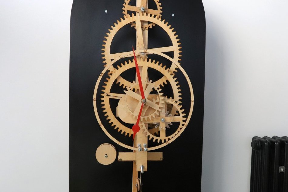 Ilustračný obrázok k článku OBDIVUHODNÁ práca vysokoškoláčky Silvie: Vytvorila OJEDINELÉ drevené hodiny, FOTO