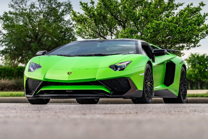 Ilustračný obrázok k článku Chcete šoférovať športiak? Potrebujete špeciálny VODIČÁK! KDE sa odhodlali k tomuto kroku?