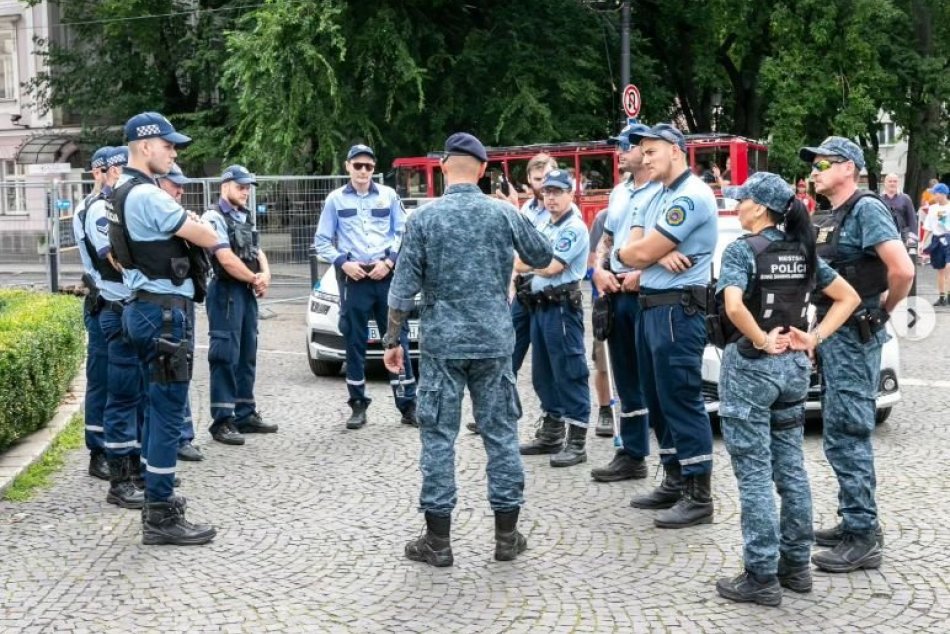 Ilustračný obrázok k článku FOTO: Staré Mesto "obsadili" futbaloví fanúšikovia z Poľska: Policajti sú v v STREHU