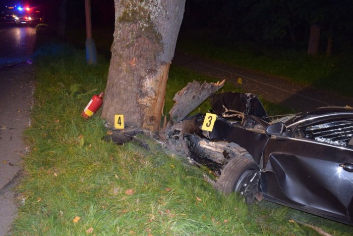 Ilustračný obrázok k článku Šokujúca tragédia: Šofér narazil najprv do áut, potom do stĺpa aj do stromu. Je mŕtvy!