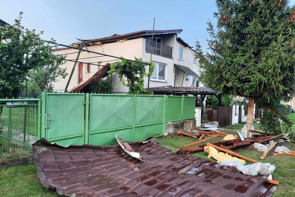 Ilustračný obrázok k článku Veterná smršť vyčíňala aj pri Nitre: Vietor strhol strechu z rodinného domu, FOTO