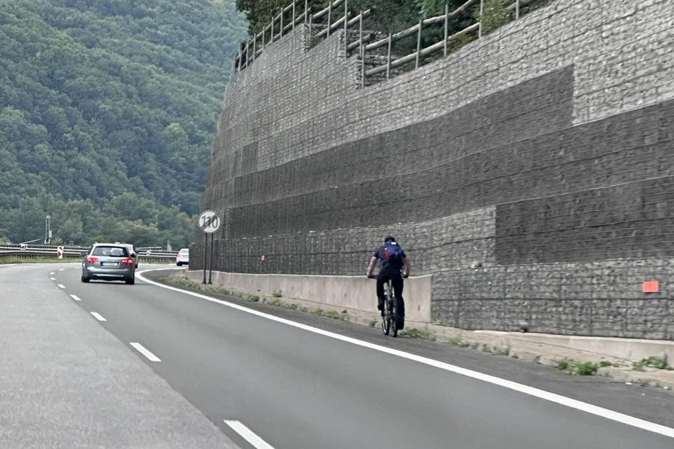 Ilustračný obrázok k článku Vodičov ŠOKOVAL cyklista na rýchlostnej ceste: Asi sa identifikoval ako auto, VTIPKUJÚ