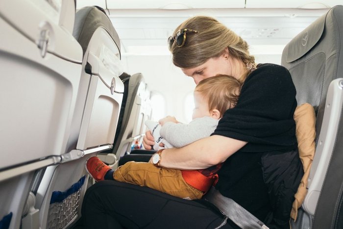 Ilustračný obrázok k článku Zabudnite na detský plač v lietadle: Aerolínie zavádzajú zónu len pre DOSPELÝCH