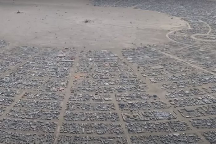 Ilustračný obrázok k článku Slovenka UVIAZLA na festivale Burning Man: Desaťtisíce ľudí sa nevedia dostať z púšte! VIDEO