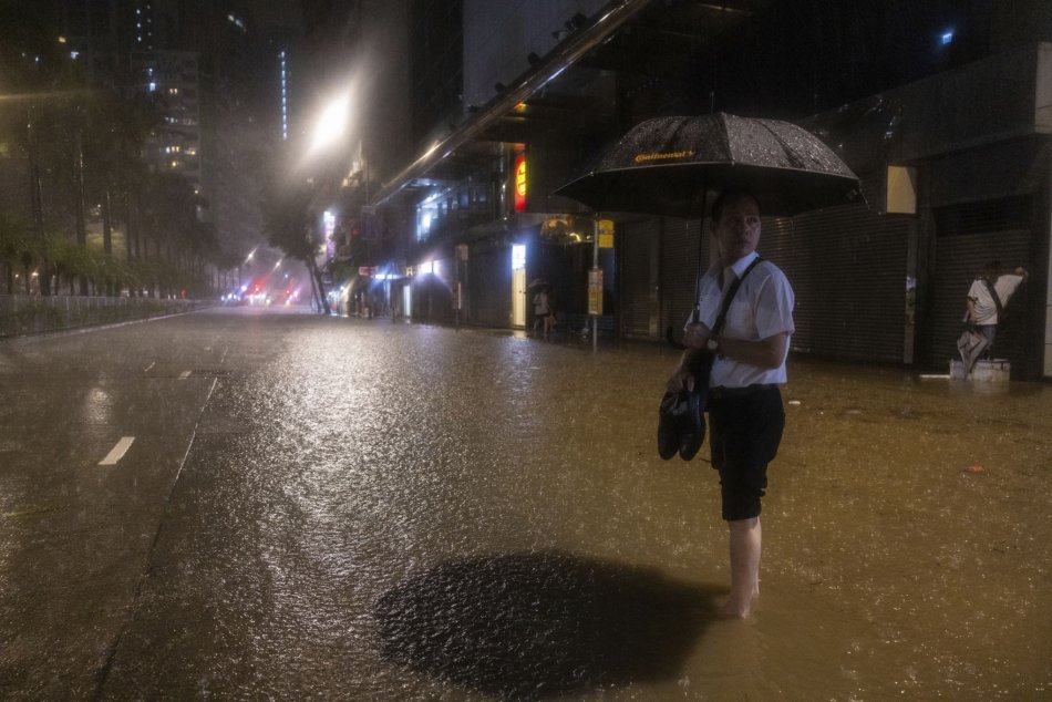 Ilustračný obrázok k článku Vyhli sa SUPERTAJFÚNU, prišla iná pohroma: Takéto dažde Hongkong 140 rokov NEZAŽIL