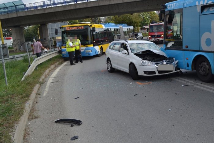 Ilustračný obrázok k článku Nebezpečná nehoda v Košiciach: Vodič Golfu prešiel do protismeru, ZRÁŽKA s autobusom MHD!