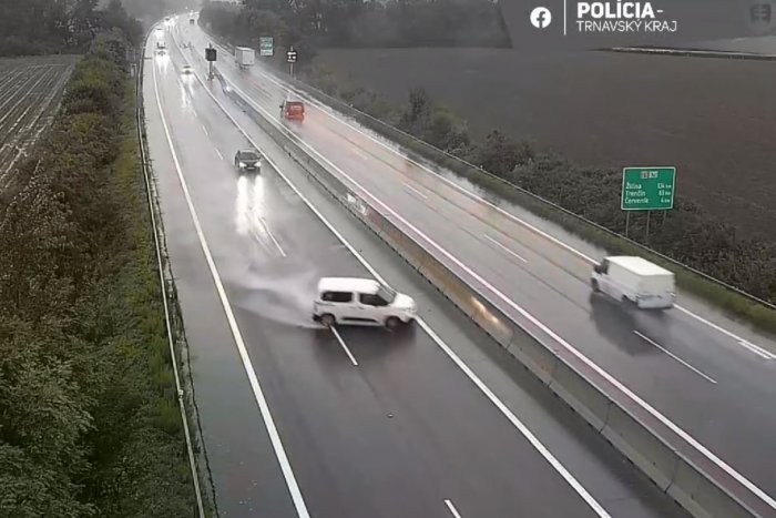 Ilustračný obrázok k článku Dážď potrápil vodičov: Auto na diaľnici dostalo šmyk a vrazilo do zvodidiel, VIDEO