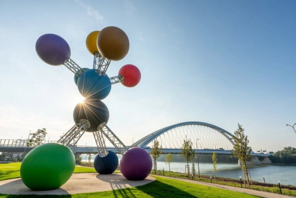 Ilustračný obrázok k článku Moderný SYMBOL Bratislavy? Nábrežie Dunaja zdobí 13-metrová farebná socha. Stala sa hitom! FOTO