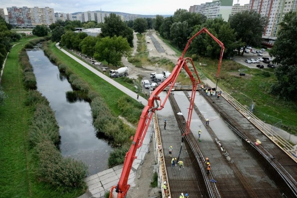 Ilustračný obrázok k článku FOTO: Nový most pre električky v Petržalke "dostal" betón: Neuveriteľné, KOĽKO ho použili!