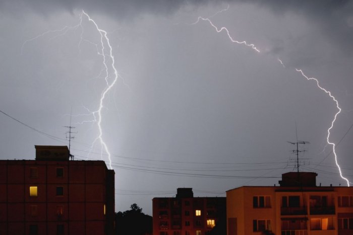 Ilustračný obrázok k článku Hrozná smrť na východe: Muž po hádke s priateľkou vyliezol na elektrický stĺp počas búrky!