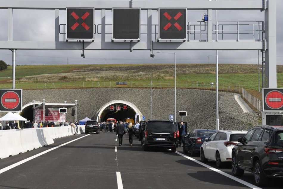 Ilustračný obrázok k článku Úsek s tunelom Bikoš je otvorený len vyše týždeň: A NDS už hlási mínus 800 kamiónov!