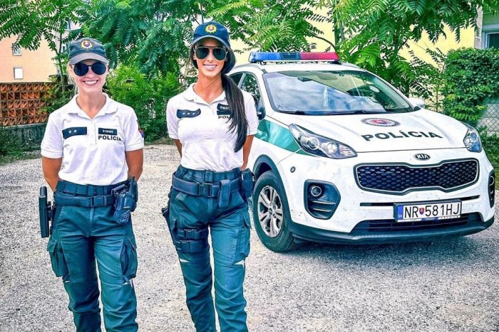 Ilustračný obrázok k článku Krásne policajtky z Nitry dostali pochvalu: Pomohli odtlačiť pokazené auto