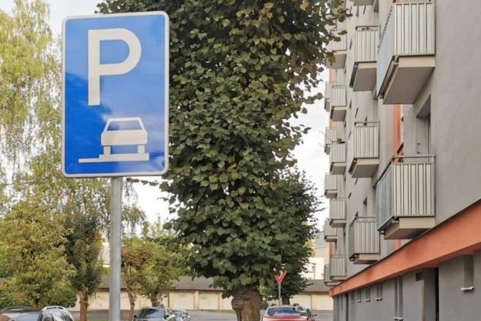 Ilustračný obrázok k článku ZÁKAZ parkovania na chodníkoch sa dotkne aj Zvolenčanov: ZOZNAM ulíc, kde to možné bude