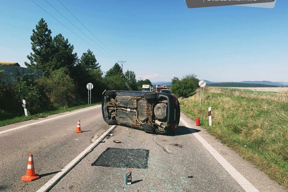 Ilustračný obrázok k článku Po nehode na juhu Slovenska bola cesta NEPREJAZDNÁ: Auto skončilo na boku, FOTO