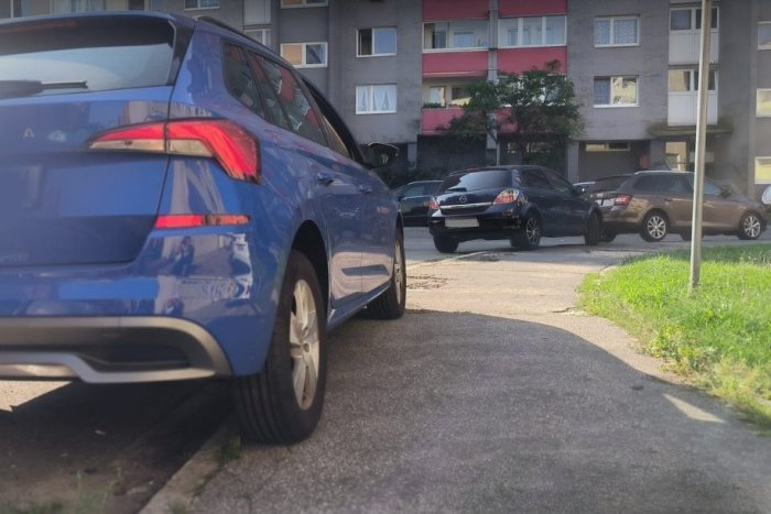 Ilustračný obrázok k článku Zákaz parkovania na chodníkoch v Bratislave: DESIATKY šoférov dostali pokuty!