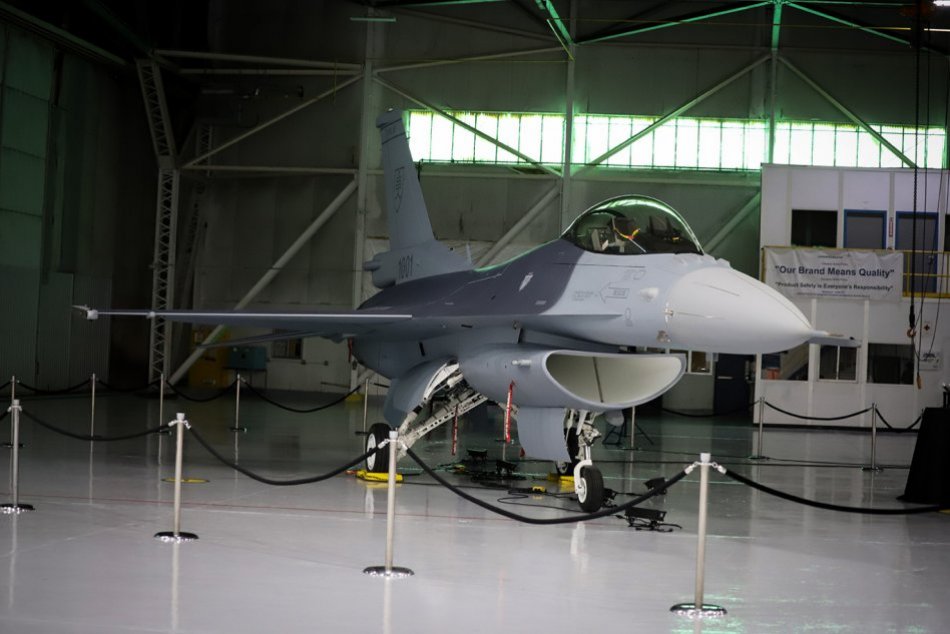 Ilustračný obrázok k článku Z USA hlásia: Prvé stíhacie lietadlo F-16 so slovenským znakom už LIETA! FOTO
