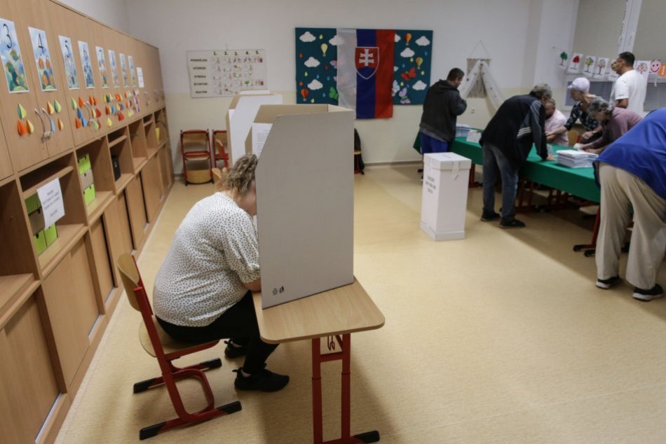Ilustračný obrázok k článku Obec pri Bystrici opäť zaujala: Odvolili tam už STOVKY ľudí s hlasovacími preukazmi