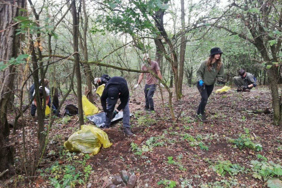 Ilustračný obrázok k článku Najskôr UPRATOVANIE, potom VOĽBY: Dobrovoľníci vo veľkom čistili okolie Môťovskej priehrady