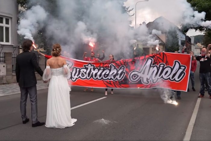 Ilustračný obrázok k článku Bystrický FANKLUB si odbehol z hokeja: Novomanželom poriadne spestril svadbu, VIDEO