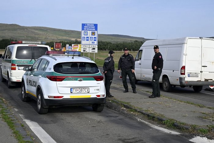 Ilustračný obrázok k článku Kontroly na hraniciach s Maďarskom mali končiť už o pár dní: Rozhodli o ich PREDĹŽENÍ