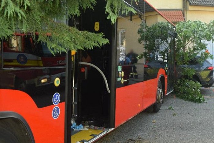 Ilustračný obrázok k článku KURIÓZNA nehoda v Lamači: Vodičovi MHD ušiel autobus, snažil sa ho zastaviť holými rukami