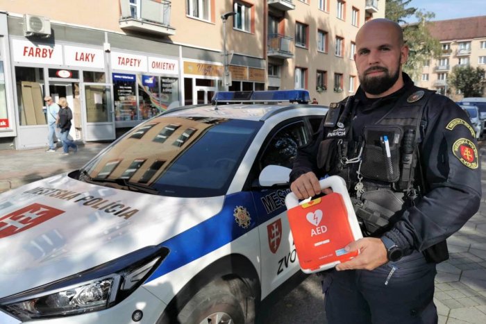 Ilustračný obrázok k článku Zvolenčania sa môžu cítiť BEZPEČNEJŠIE: Mestskí policajti jazdia s DEFIBRILÁTOROM