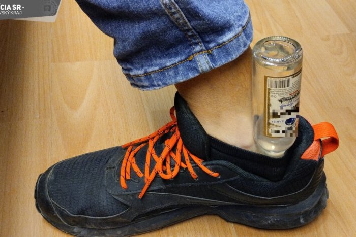 Ilustračný obrázok k článku Nakupovanie, aké nemá obdoby: Muž si vo Veľkom Šariši schoval alkohol do ponožiek