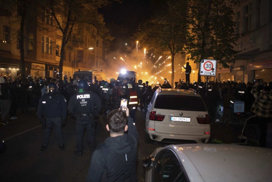 Ilustračný obrázok k článku Propalestínsky protest sa zmenil na HOROR: Besniaci dav ZRANIL desiatky policajtov