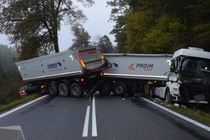 Ilustračný obrázok k článku Nehoda auta a 2 kamiónov medzi Prešovom a Cemjatou: Cesta je prejazdná len v jednom pruhu