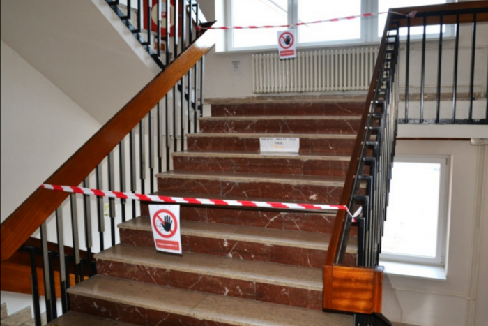 Ilustračný obrázok k článku Škody po zemetrasení na humenskom úrade: Statik musel jedno poschodie UZAVRIEŤ