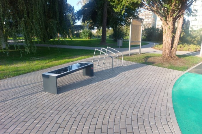 Ilustračný obrázok k článku Škaredé námestia sú preč: V Prešove máme vynovené parky aj so smart lavičkami, VIDEO