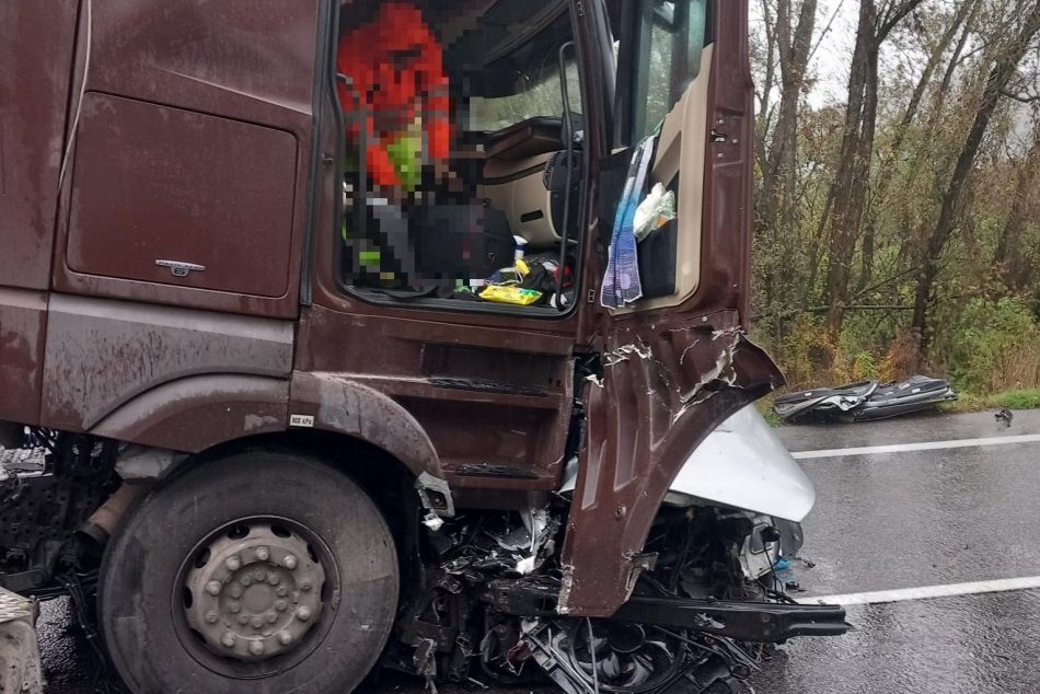 Ilustračný obrázok k článku V Rožňave došlo k vážnej dopravnej nehode auta a kamióna: DESIVÉ zábery!