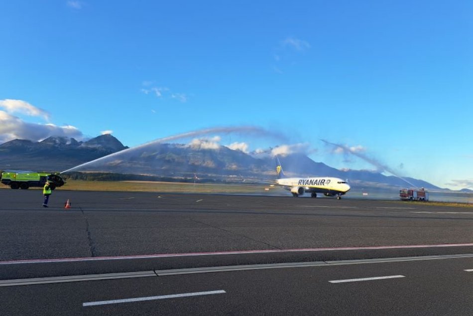 Ilustračný obrázok k článku Ryanair letecky spojil Tatry s Londýnom: Na letisku v Poprade pristálo prvé lietadlo
