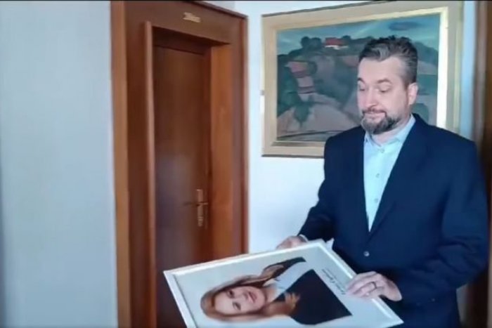 Ilustračný obrázok k článku Blaha vo svojej kancelárii zvesil portrét Čaputovej, KDH ho chce ODVOLAŤ
