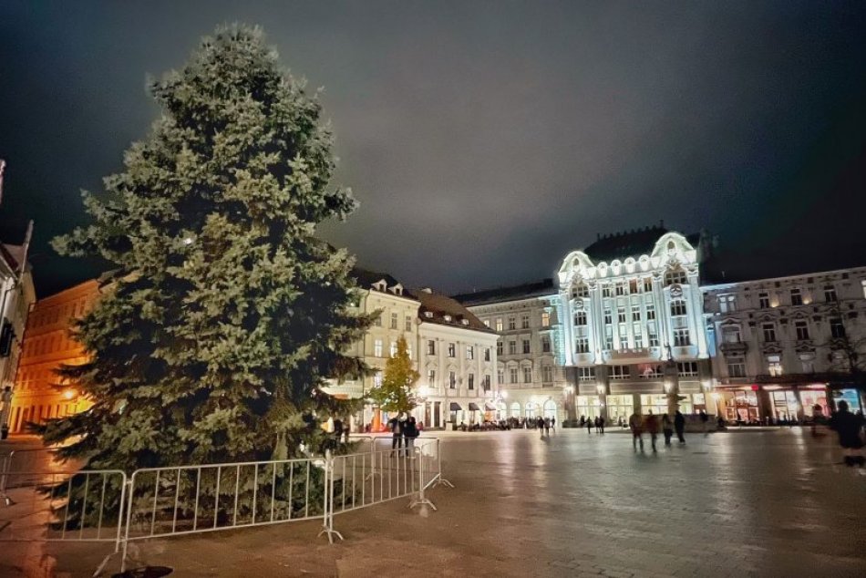 Ilustračný obrázok k článku NEUVERÍTE, ale v hlavnom meste sa POPONÁHĽALI: V Bratislave už majú vianočný stromček!