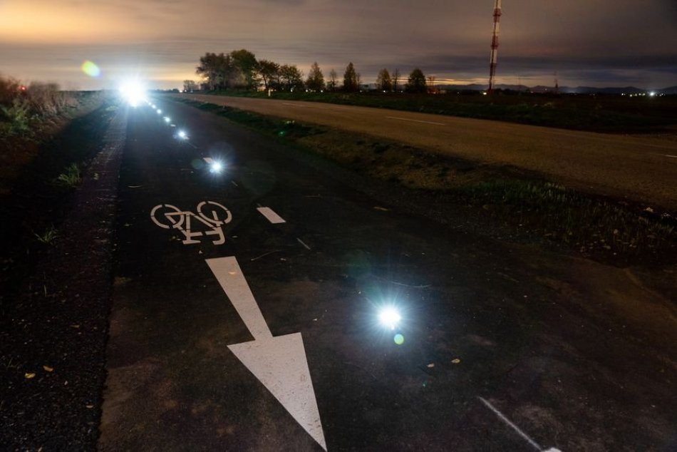 Ilustračný obrázok k článku Cyklisti už môžu využívať novú cyklotrasu: Spája Jaslovské Bohunice s elektrárňou