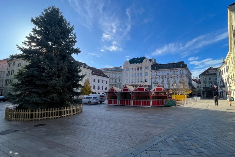 Ilustračný obrázok k článku Nevedia sa v Bratislave DOČKAŤ? Ako prví mali vianočný stromček, teraz montujú stánky! FOTO