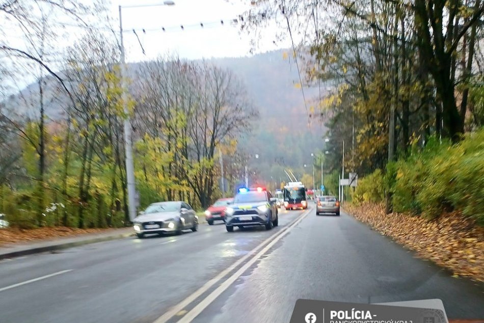 Ilustračný obrázok k článku Dopravu v Bystrici KOMPLIKUJE nehoda 3 áut: Tvoria sa kolóny, VARUJE polícia, FOTO